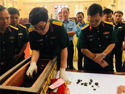 Gia đình phi công Việt Nam vụ máy bay rơi ở Tam Đảo: 'Tìm thấy cái gì cũng là quý'