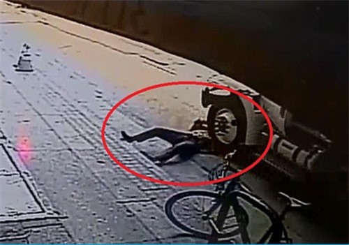 Clip: Người đàn ông thoát khỏi ‘tử thần’ dù bị kẹt vào bánh xe 