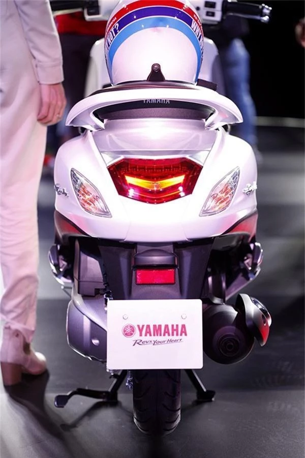  Hệ thống hybrid trên Yamaha Grande mới hoạt động như sau: Tối đa 3 giây sau khi xe lăn bánh từ trạng thái đứng yên, bộ phát điện thông minh sẽ kích hoạt để tăng sức kéo (mo-men xoắn) cho động cơ. Hiệu quả của Hybrid được cảm nhận rõ nhất khi lên dốc hoặc chở thêm người ngồi sau. Hệ thống động cơ mới kiêm luôn vai trò khởi động nhanh với một nút bấm (One Push Start) làm giảm tiếng ồn đặc trưng khi khởi động xe. 