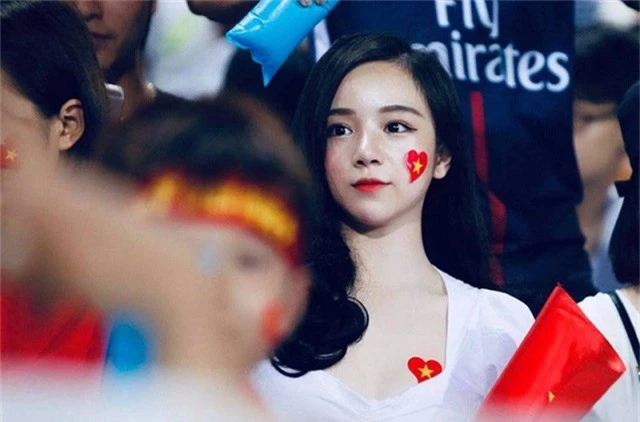 Nữ ca sĩ trẻ sinh năm 2000 là một fan girl bóng đá, cô từng tham gia chương trình đồng hành cùng World Cup và là đại diện cho ĐT Nhật Bản. Đối với Thủy Tiên, ĐT Việt Nam luôn là niềm tự hào của cả nước.
