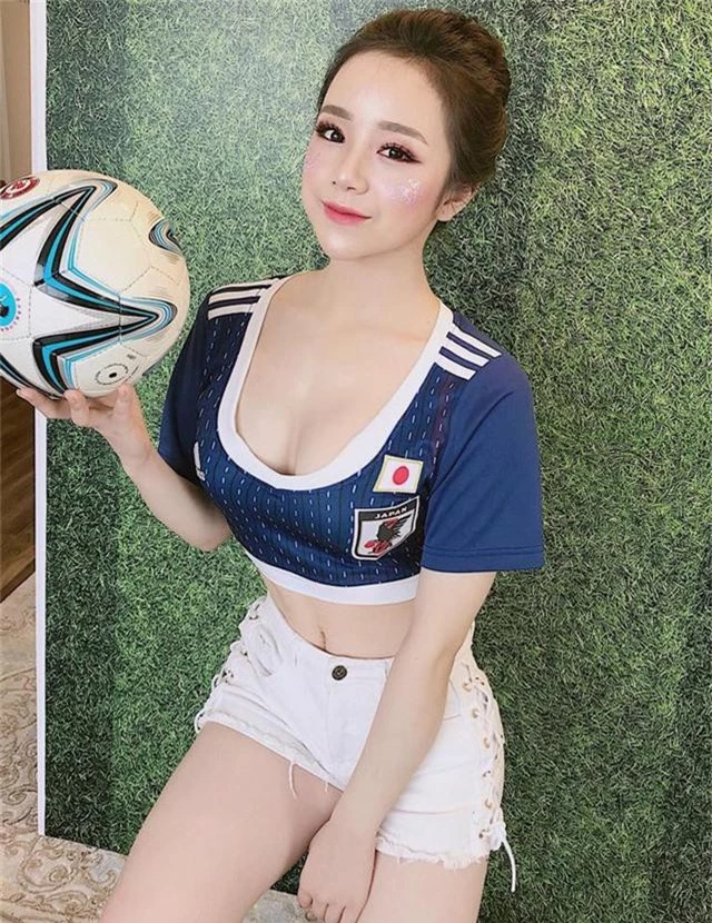 Trong mùa giải AFF Cup 2018, “hot girl ngủ gật” cũng đã thực hiện một bộ ảnh đặc biệt để cổ vũ tinh thần cho ĐT Việt Nam gây được nhiều sự chú ý. Thủy Tiên tuyên bố cô theo đuổi hình tượng sexy, trẻ trung nhưng không phản cảm.