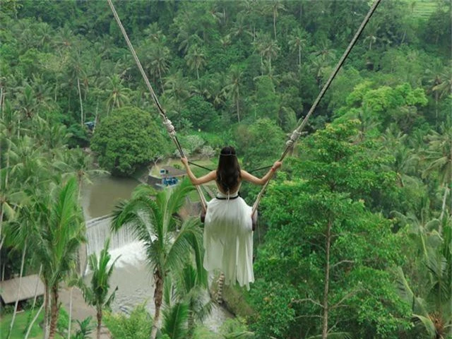 Tuy nhiên, kinh nghiệm của Trâm Anh là, khi đi mua đồ ở chợ hay những nơi bán đồ lưu niệm thì phải trả giá giảm xuống hơn một nửa vì dân địa phương đẩy giá lên khá cao. “Và ở đây là rừng núi nên rất nhiều côn trùng. Mọi người có thể mang theo chai xịt côn trùng nếu bị dị ứng với loài này nhé”, Trâm Anh chia sẻ.