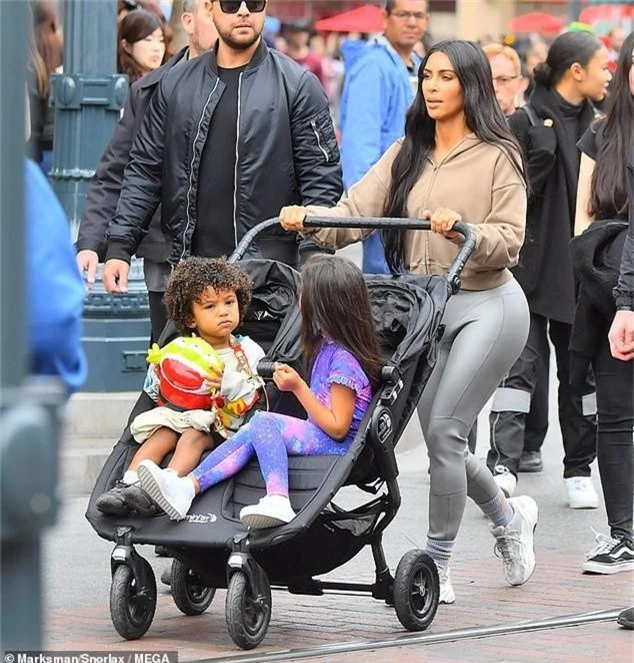  Cách đây ít ngày Kim Kardashian đưa 2 con nhỏ đi chơi công viên Disneyland ở Los Angeles ngày 17/12 vừa qua. 