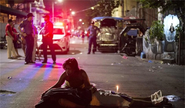 Một nghi phạm ma túy bị bắn chết trên đường phố Manila (Ảnh: AFP)
