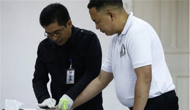Sĩ quan cảnh sát Ricky Sta (bên phải) bị bắt vì nghi liên quan tới vụ sát hại công dân Hàn Quốc Jee Ick-joo (Ảnh: AFP)