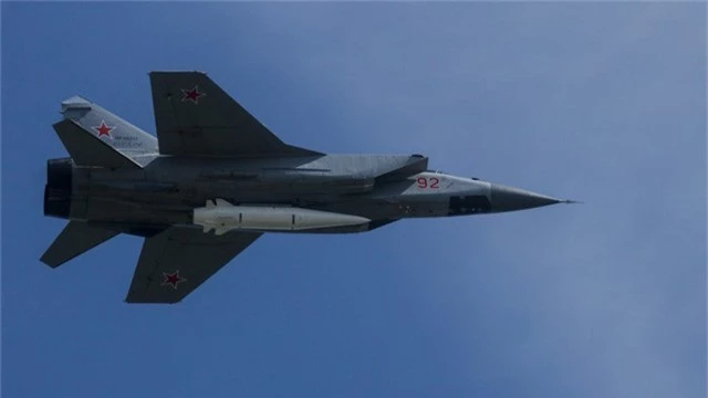 Máy bay chiến đấu MiG-31 mang tên lửa hành trình siêu thanh Kinzhal (Ảnh: Global Look Press)