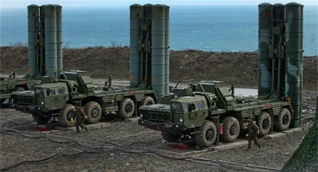 Nga tập trận bắn đạn thật với Rồng lửa S-400 ở Crimea - Ảnh 1.