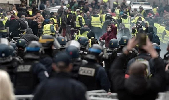 Người biểu tình Pháp chặn đường cao tốc, đốt hàng loạt trạm thu phí - Ảnh 2.