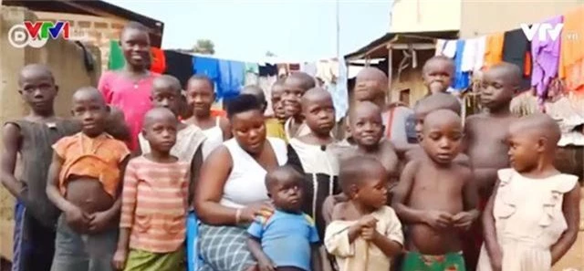 Người mẹ của 44 người con ở Uganda - Ảnh 1.