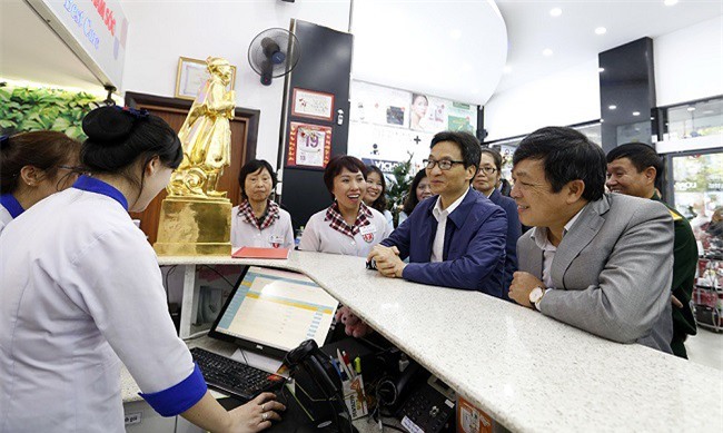 Phó Thủ tướng Vũ Đức Đam thăm nhà thuốc, vườn rau tại Đà Lạt