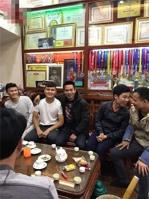 Sau chiến thắng, cầu thủ Quang Hải giản dị về thăm nhà