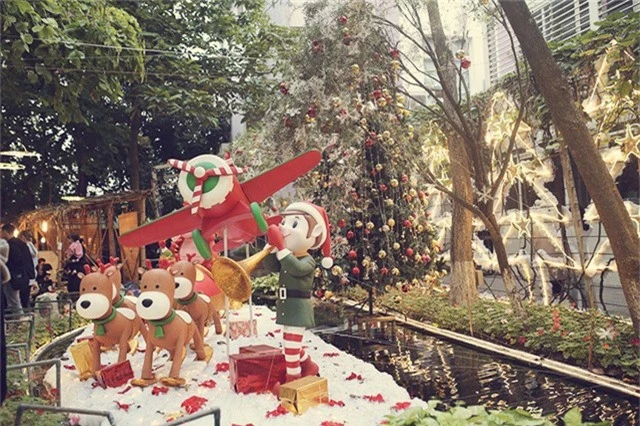  Khu vườn trường ĐH Thăng Long vốn là nơi gặp gỡ, ôn bài, nghỉ ngơi của sinh viên trong trường, nay trở nên lung linh với những tiểu cảnh mang không khí lễ hội Giáng sinh 