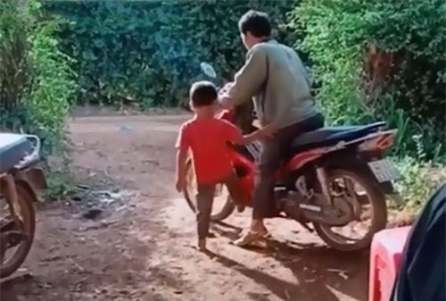 CLIP HOT (19/12): Ông bố ‘lãnh đòn’ vì cậu con trai đạp số xe máy, thoát chết ngoạn mục dù bị kẹt vào bánh xe