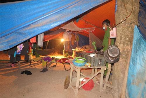 Đang chờ ly dị, chồng đâm chết vợ rồi tự sát