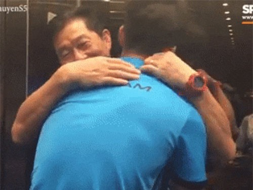 Clip: Văn Đức quyến luyến, ôm mãi không rời người đàn ông này