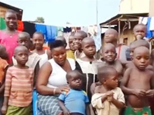Người mẹ của 44 người con ở Uganda