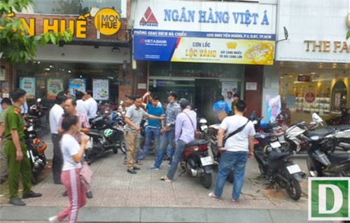 Nghi phạm cướp ngân hàng ở Sài Gòn đã đốt xe máy phi tang