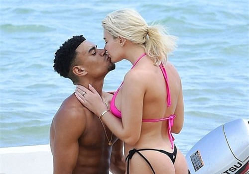 Megan Barton Hanson tình tứ bên bạn trai