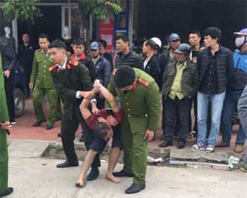 Ngáo đá cố thủ trong tiệm may gần 6 tiếng, dùng kéo tự đâm vào bụng