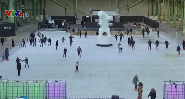 Sân trượt băng ở Cung điện Lớn có diện tích 3.000 m2.