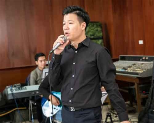 Vũ Thắng Lợi miệt mài tập với dàn nhạc cho show diễn 'Khát vọng'