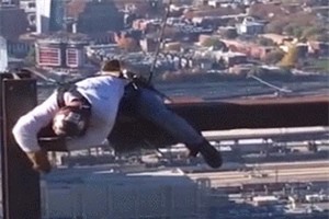 Clip: Công nhân treo mình trên tòa nhà cao chọc trời để lắp đặt sắt