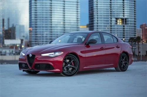 2. Alfa Romeo Giulia 2019 (giá khởi điểm: 39.490 USD).