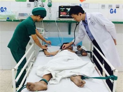 Bé trai 13 tuổi bị vỡ đại tràng vì bạn bơm hơi vào hậu môn