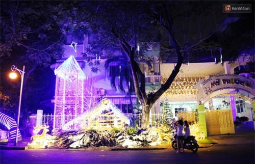 Những biệt thự triệu đô ở phố nhà giàu Sài Gòn được trang hoàng lộng lẫy như "cung điện" để đón Noel