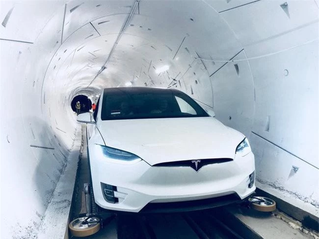 Tỷ phú Elon Musk ra mắt đường hầm siêu tốc. Theo ông Elon Musk, đường hầm này sẽ là giải pháp cho các đô thị lớn trong việc giải quyết tình trạng tắc nghẽn giao thông. (CHI TIẾT)