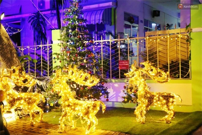Một ngôi trường mầm non ở phố nhà giàu Phú Mỹ Hưng cũng được trang hoàng Noel rất ấn tượng.