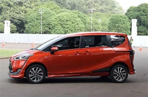 7. Toyota Sienta (doanh số: 10.047 chiếc).