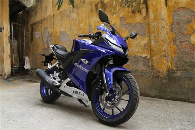 Chi tiết Yamaha R15 vừa giảm giá 14 triệu tại Việt Nam. Thương hiệu Yamaha Việt Nam vừa giảm 14 triệu giá bán xe môtô thể thao cỡ nhỏ Yamaha R15, qua đó đưa mức giá niêm yết của mẫu sport-bike nhập khẩu này về mức chỉ 79 triệu đồng. (CHI TIẾT)