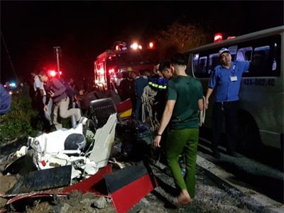 2 xe bồn chạy ngược chiều đấu đầu, lao xuống vực, bốc cháy