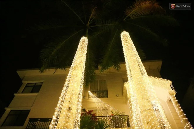 Dải ánh sáng màu vàng tô điểm cho căn biệt thự trong dịp giáng sinh và năm mới 2019.