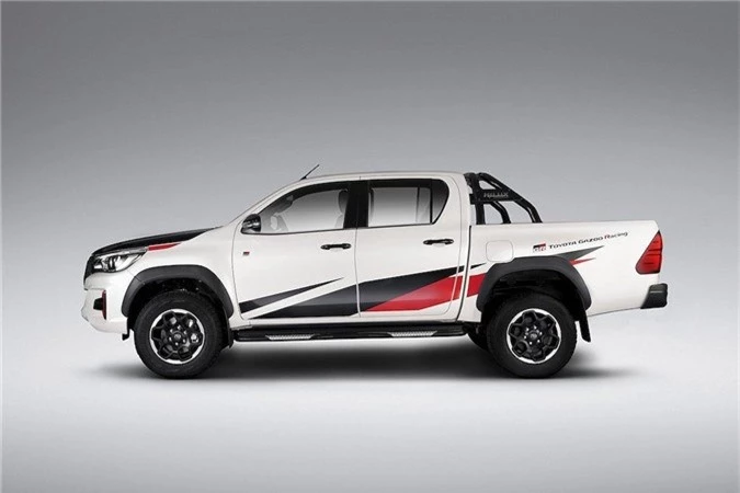 Cận cảnh bán tải Toyota Hilux 2019 bản thể thao GR Sport ảnh 2