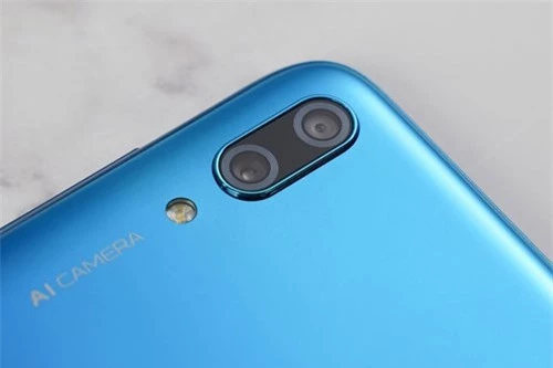 Bộ đôi camera sau của Huawei Enjoy 9 có độ phân giải 13 MP, khẩu độ f/2.8 cho khả năng lấy nét theo pha và 2 MP, f/2.4 giúp chụp ảnh xóa phông. Hai camera nay được trang bị đèn flash LED, quay video Full HD. 