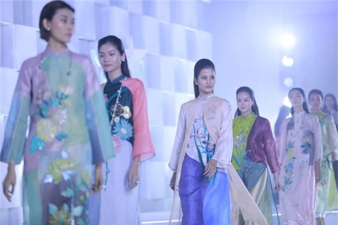 Để góp phần mang tới sự ấn tượng cho đêm tôn vinh và trao giải Ngôi sao của năm do báo Ngoisao.net tổ chức, nhà thiết kế Nguyễn Công Trí đã mang tới bộ sưu tập mới nhất của mình.
