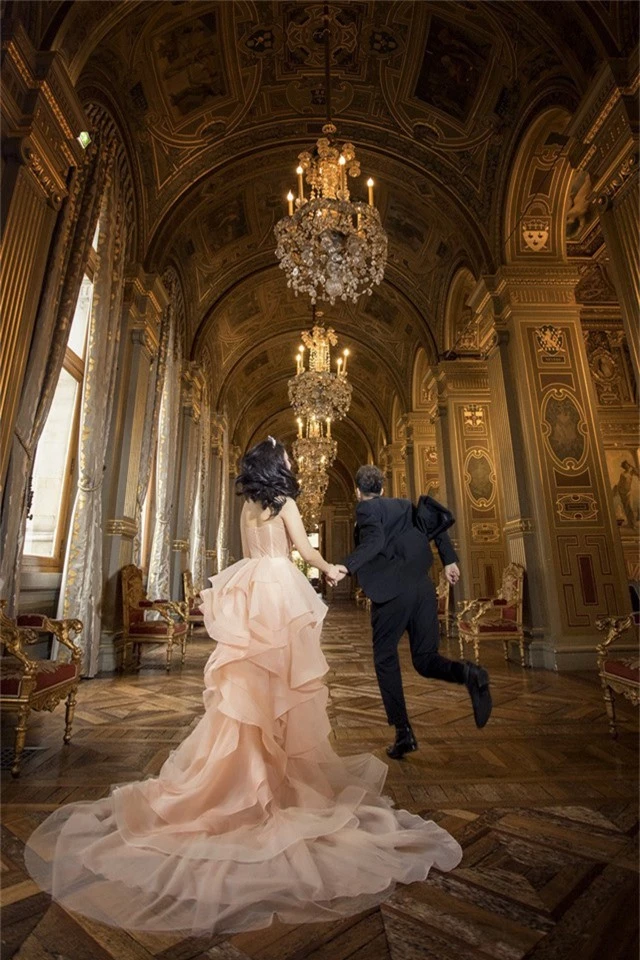 Một bức ảnh cưới của Linh Lê Paris được chụp trong tòa thị chính Paris bao quanh là màu vàng sang trọng - đây cũng chính là nơi Hari Won và Trấn Thành chụp ảnh cưới và chính Linh Lê Paris là người chụp.
