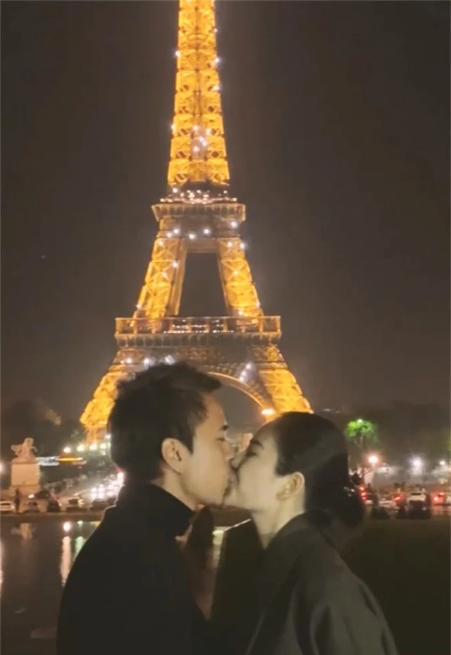 Cô dâu hoàn toàn bất ngờ và kêu là màn cầu hôn… quê mùa nhất năm. Cô dâu luôn tâm niệm rằng màn cầu hôn dưới chân tháp Eiffel rất sến, nhưng thực ra là… cô dâu rất thích vì chuyện tình của cô dâu và chú rể là một chuyện tình Paris đúng nghĩa.
