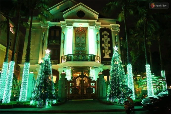 Những biệt thự triệu đô ở phố nhà giàu Sài Gòn được trang hoàng lộng lẫy như cung điện để đón Noel - Ảnh 4.