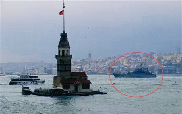 Tàu Nga (khoanh đỏ) được cho là chở vũ khí di chuyển về Syria (Ảnh: