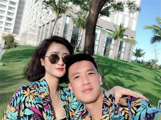 Trên trang cá nhân, tiền vệ CLB Quảng Nam khoe loạt ảnh vui chơi bên bạn gái tại một resort sang trọng. 
