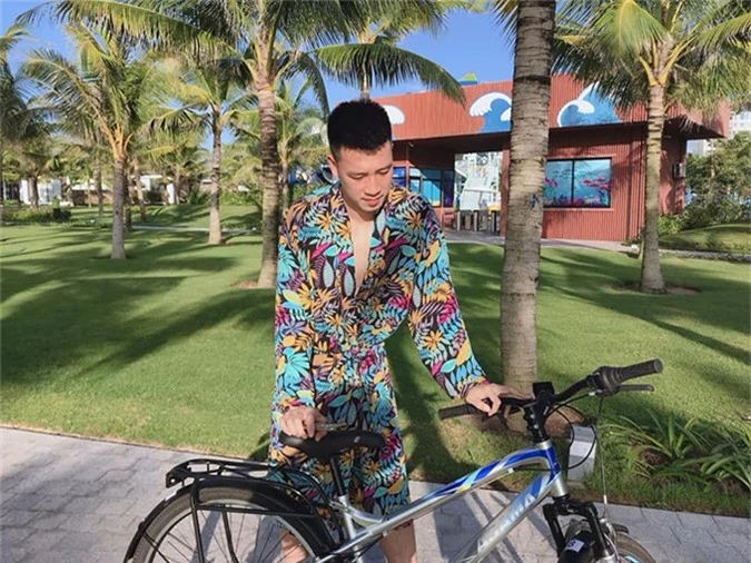 Huy Hùng tạo dáng so deep bên chiếc xe đạp để bạn gái chụp ảnh...