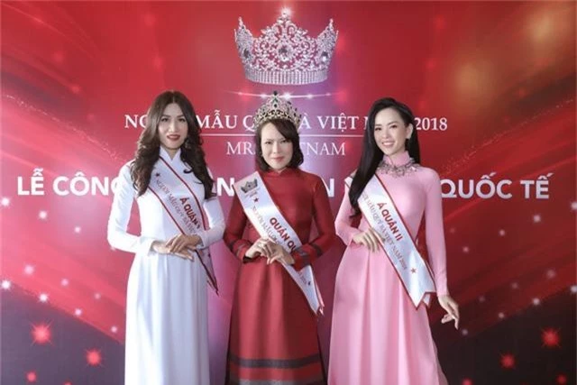 Top 3 Người mẫu Quý bà Việt Nam: (Từ phải sang) Á quân 2 Nguyễn Thị Khuyên, Quán quân Trần Thị Hiền và Á quân 1 Phạm Thị Hải Yến tại buổi gặp mặt báo chí.