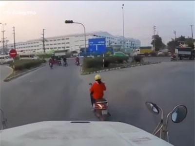 Clip: 'Tạt đầu' container, nữ tài xế xe máy thoát chết trong gang tấc