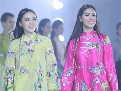 Kỳ Duyên nắm tay Minh Tú trình diễn áo dài Công Trí