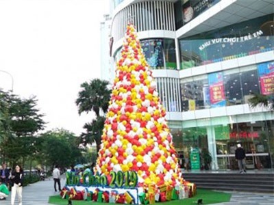 Clip: Cây thông Noel được làm bằng hơn 2.000 chiếc nón lá ở Hà Nội