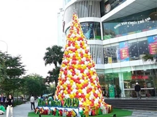 Clip: Cây thông Noel được làm bằng hơn 2.000 chiếc nón lá ở Hà Nội