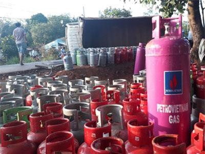 Xe tải chở hàng trăm bình gas lật nhào trên quốc lộ